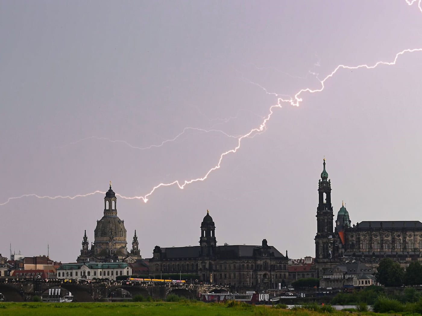 Blitze, Hagel, Regen – stürmischer Tag in Sachsen