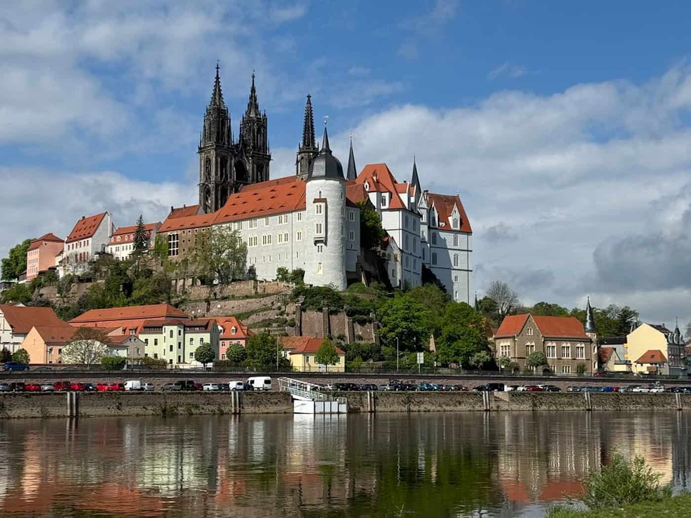 Foto: Blick über die Elbe auf die hoch aufragende Burg Meißen, im Hintergrund Türme des Doms