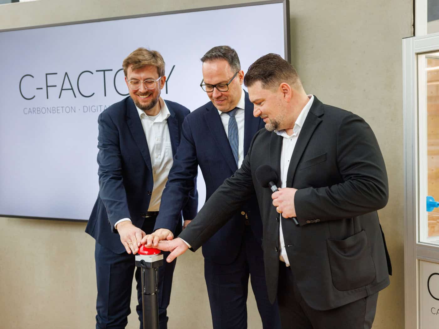 Startschuss: Alexander Kahnt, Staatsminister Dirk Panter und Matthias Tietze (v.l.) eröffnen offiziell das C-Factory-Projekt. In Leipzig soll nun das weltweit erste Carbonbetonwerk entstehen.