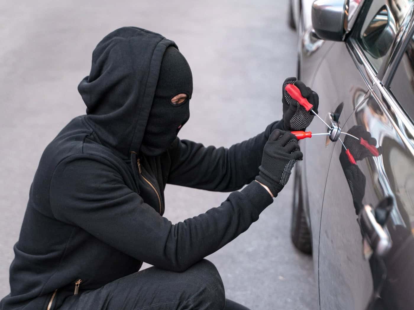 Zwei Autoaufbrüche in Dresden – Diebe stehlen Medizinmaterial und Geldbörse