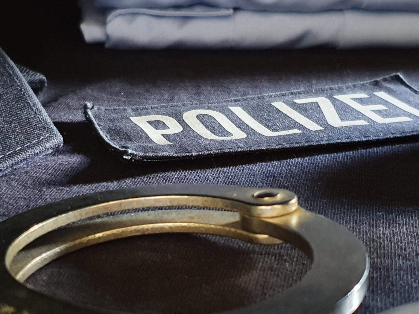 Diebstahl eskaliert in Dresdner Neustadt – Tatverdächtiger bewaffnet