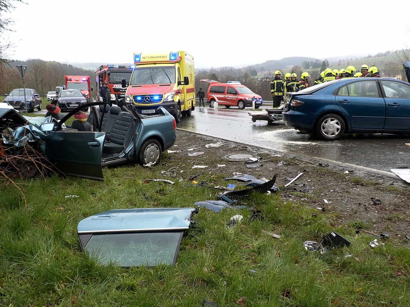 Drei Schwerverletzte bei Autounfall im Erzgebirge