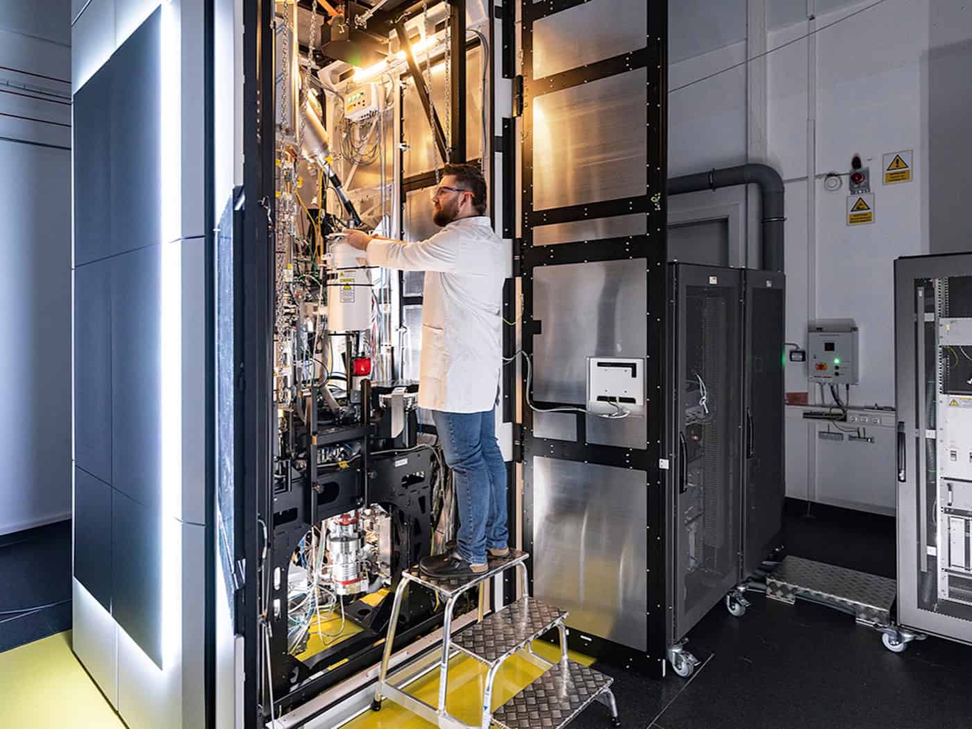 Vier Meter Hightech: Paul Seidel bereitet am Transmissionselektronenmikroskop der TU Chemnitz eine Materialprobe vor.