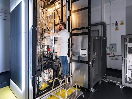 Vier Meter Hightech: Paul Seidel bereitet am Transmissionselektronenmikroskop der TU Chemnitz eine Materialprobe vor.