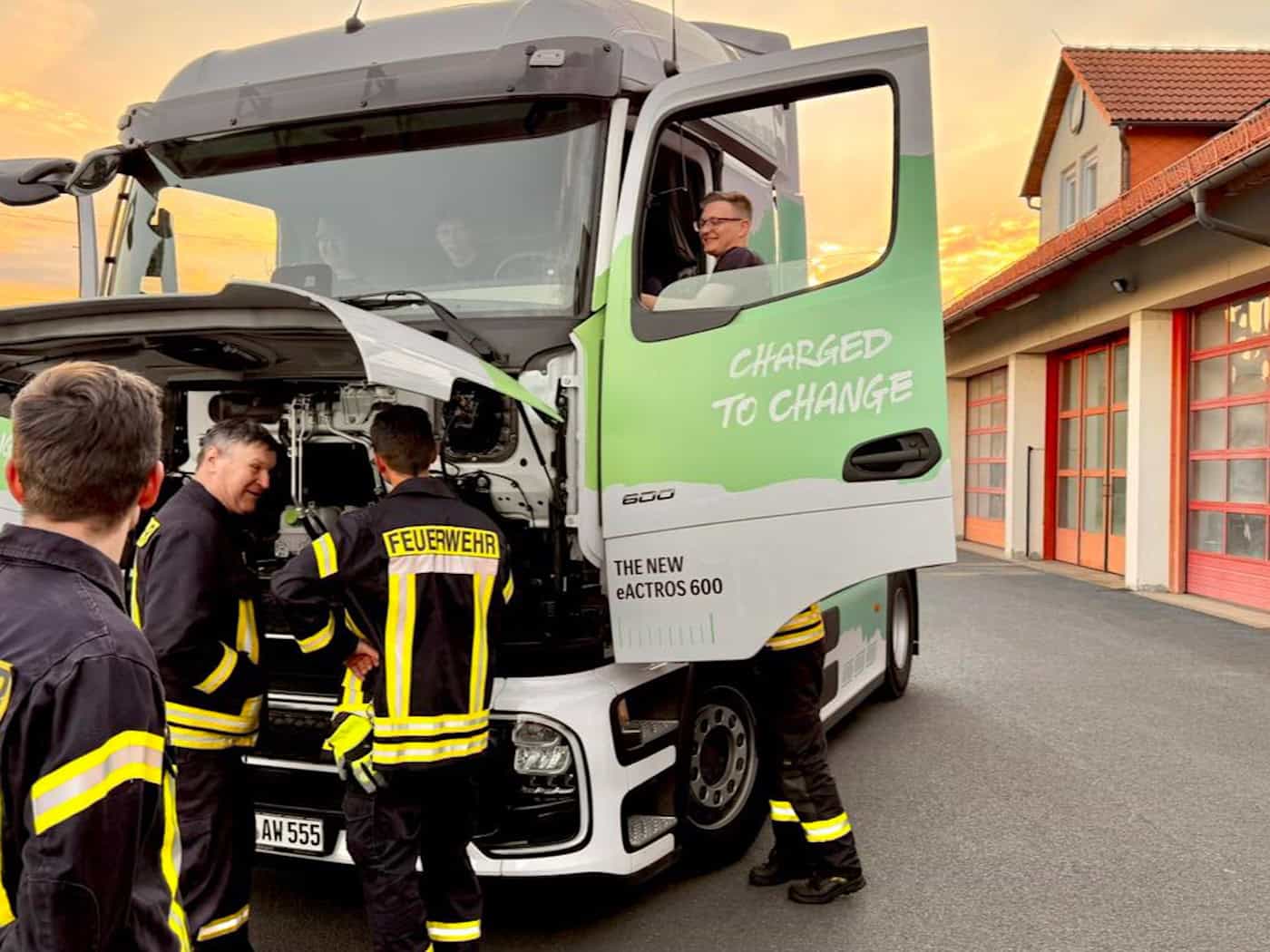 Feuerwehr Coswig übt Rettungseinsätze an Laster 