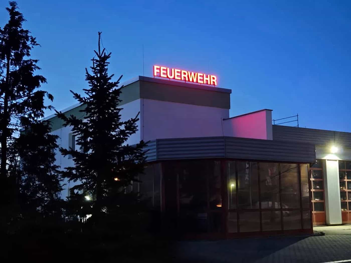 Feuerwehr Meißen: Schriftzug an der Wache leuchtet wieder