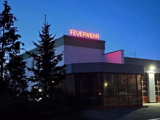 Feuerwehr Meißen: Schriftzug an der Wache leuchtet wieder