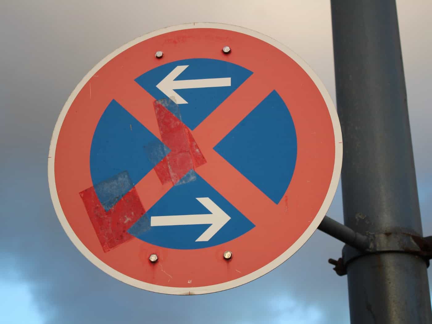 Dresden-Zschertnitz: 17-Jähriger klaut Verkehrsschild - Polizei schnappt ihn noch in der Nacht