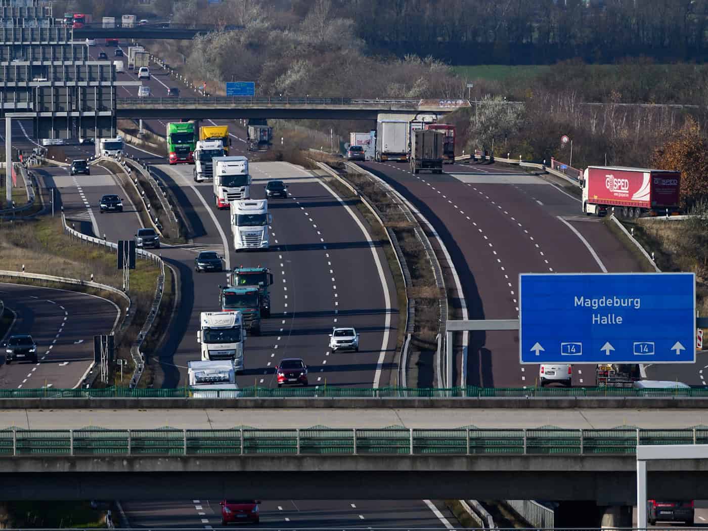 Clear road on A14 near Halle - bridge demolition successful