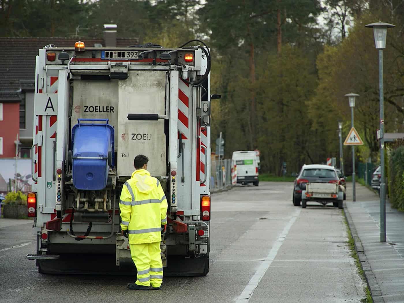 Riesa: Müllwerker beim Vorbeifahren touchiert und verletzt
