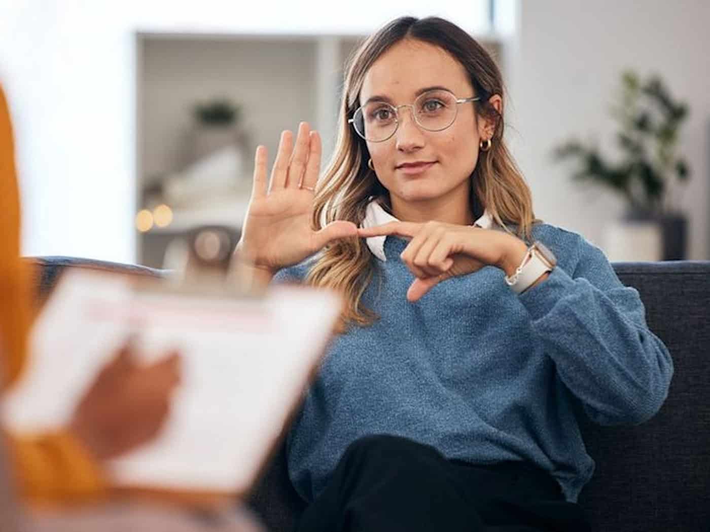 Sign language is a complete language - with its own grammar and culture. In the theater, it still too often remains invisible.