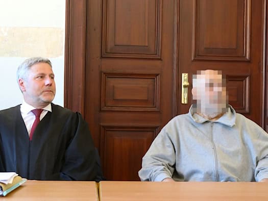 Verteidiger Curt-Matthias Engel (li.) mit seinem Mandanten Fikret A. (60) beim Prozessbeginn im März 2025. Foto: Lucas Böhme