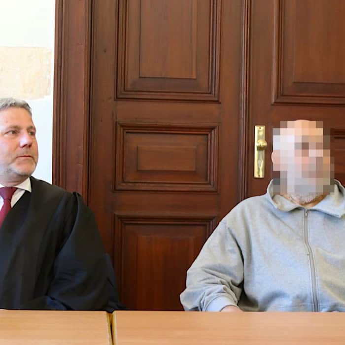 Verteidiger Curt-Matthias Engel (li.) mit seinem Mandanten Fikret A. (60) beim Prozessbeginn im März 2025. Foto: Lucas Böhme