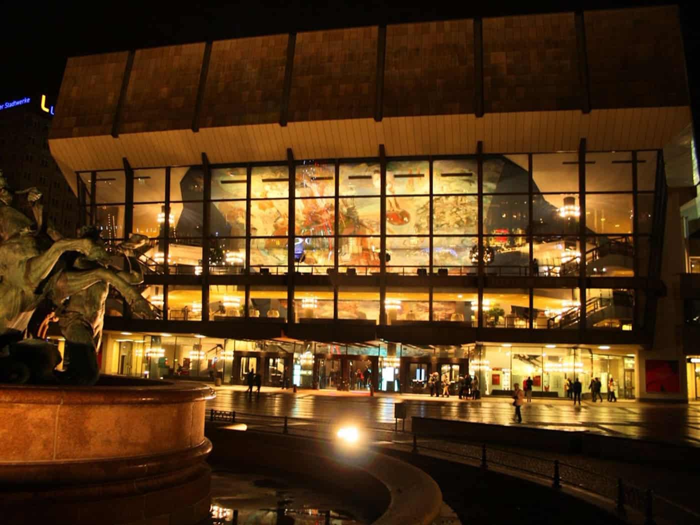 Das Gewandhaus zu Leipzig in abendlicher Beleuchtung. Foto: Ralf Julke