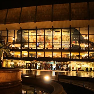 Das Gewandhaus zu Leipzig in abendlicher Beleuchtung. Foto: Ralf Julke