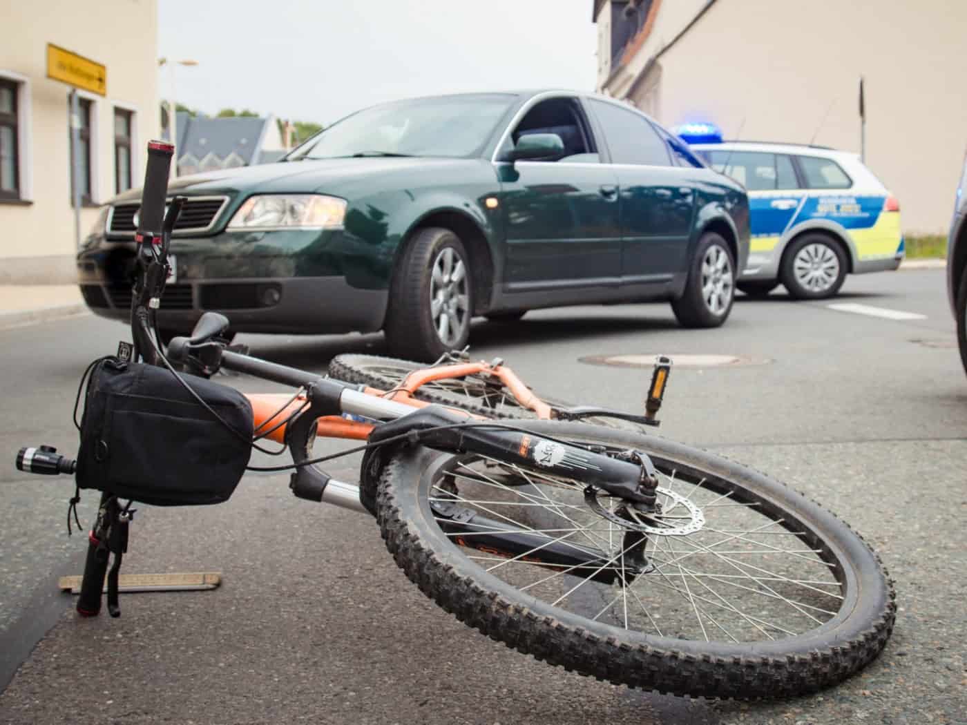 84-Jähriger erfasst Neunjährigen: Kind nach Unfall in Klinik