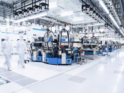 In diesen hochspezialisierten Produktionsanlagen entstehen die Chips in einem sehr aufwendigen Verfahren. Foto: Globalfoundries