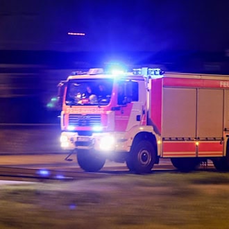 Großbrand bei Chemnitz – Lagerhalle steht in Flammen