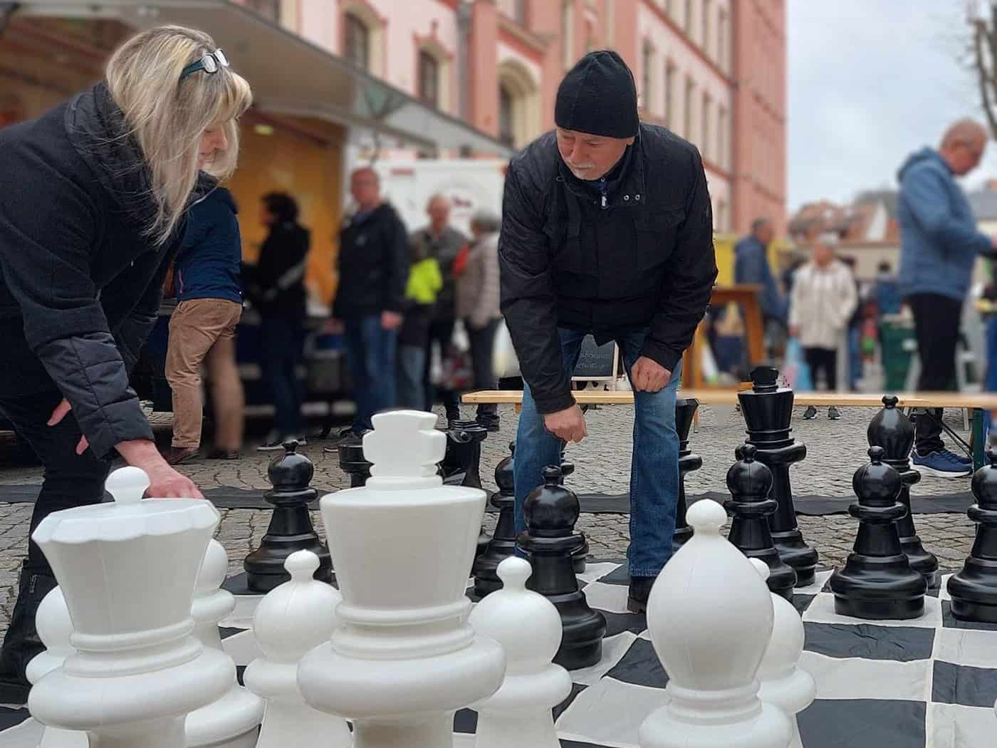 Meißner Grünmarkt startet mit regionalen Produkten und Riesenschach in die Saison