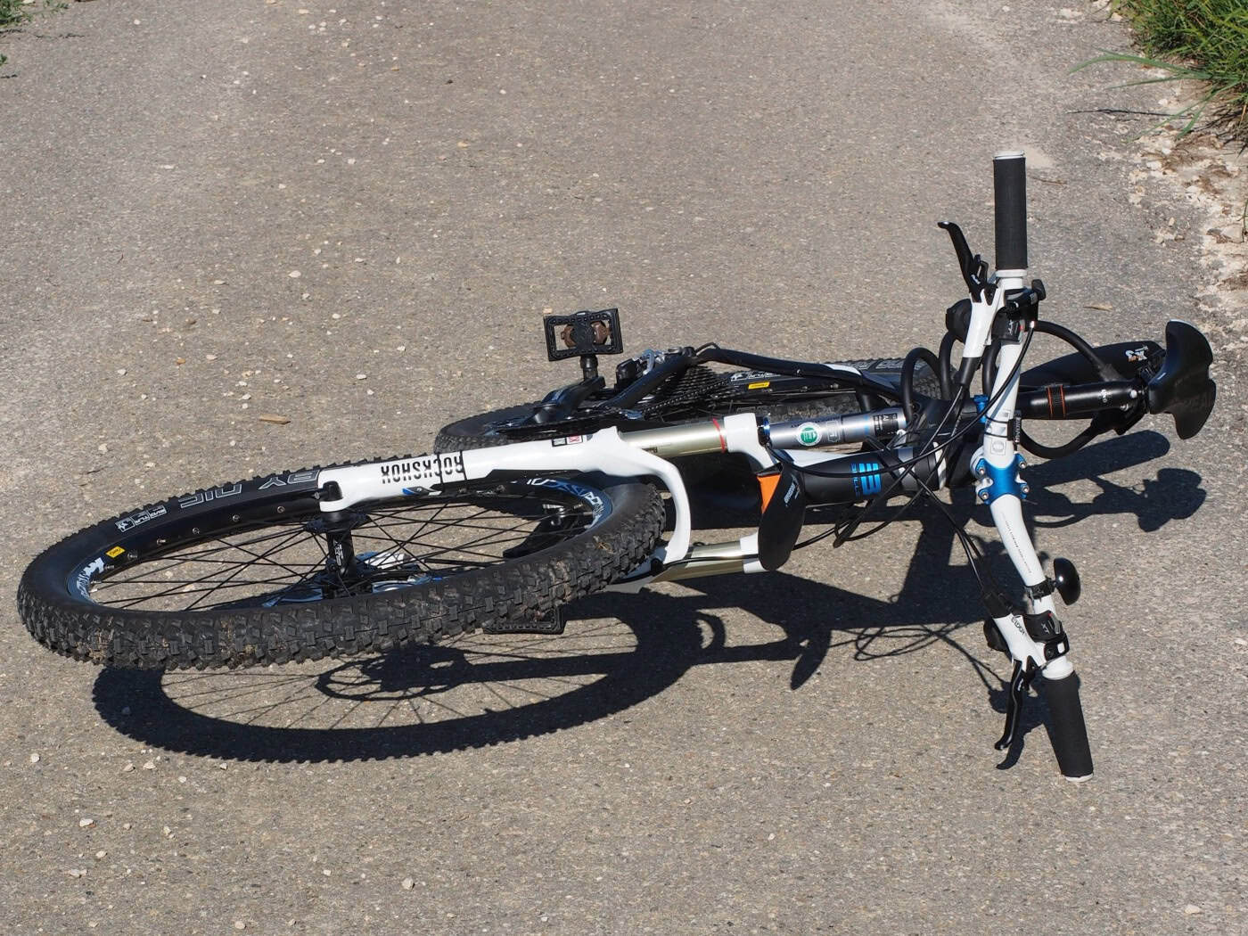 Kollision auf dem Elberadweg: Polizei sucht flüchtigen Radfahrer