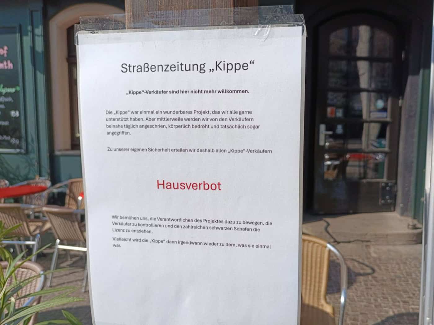 Mitteilung zum Hausverbot für Kippe-Verkäufer am Leipziger Lokal "Killywilly". Foto: Lucas Böhme