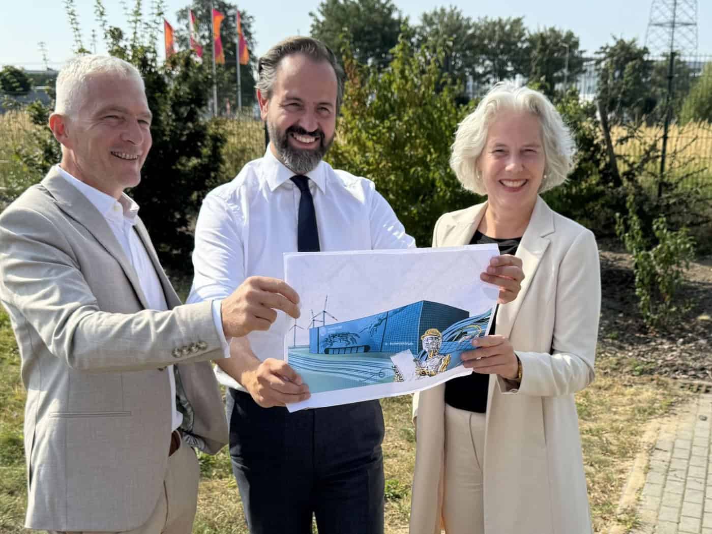 Dieter Lehmann (URZ-Direktor, links), Wissenschaftsminister Sebastian Gemkow und Uni-Rektorin Prof. Dr. Eva Inés Obergfell mit einer frühen Visualisierung des geplanten KI-Rechenzentrums Leipzig.