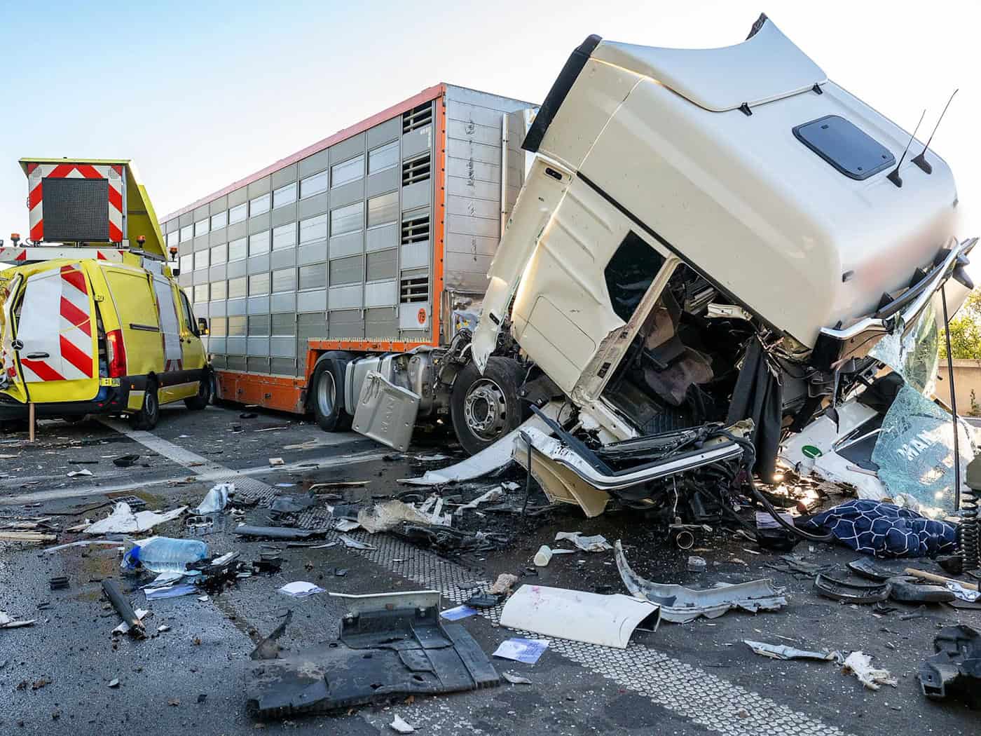 Lkw kracht in Schwerlasttransport - Stau auf A9