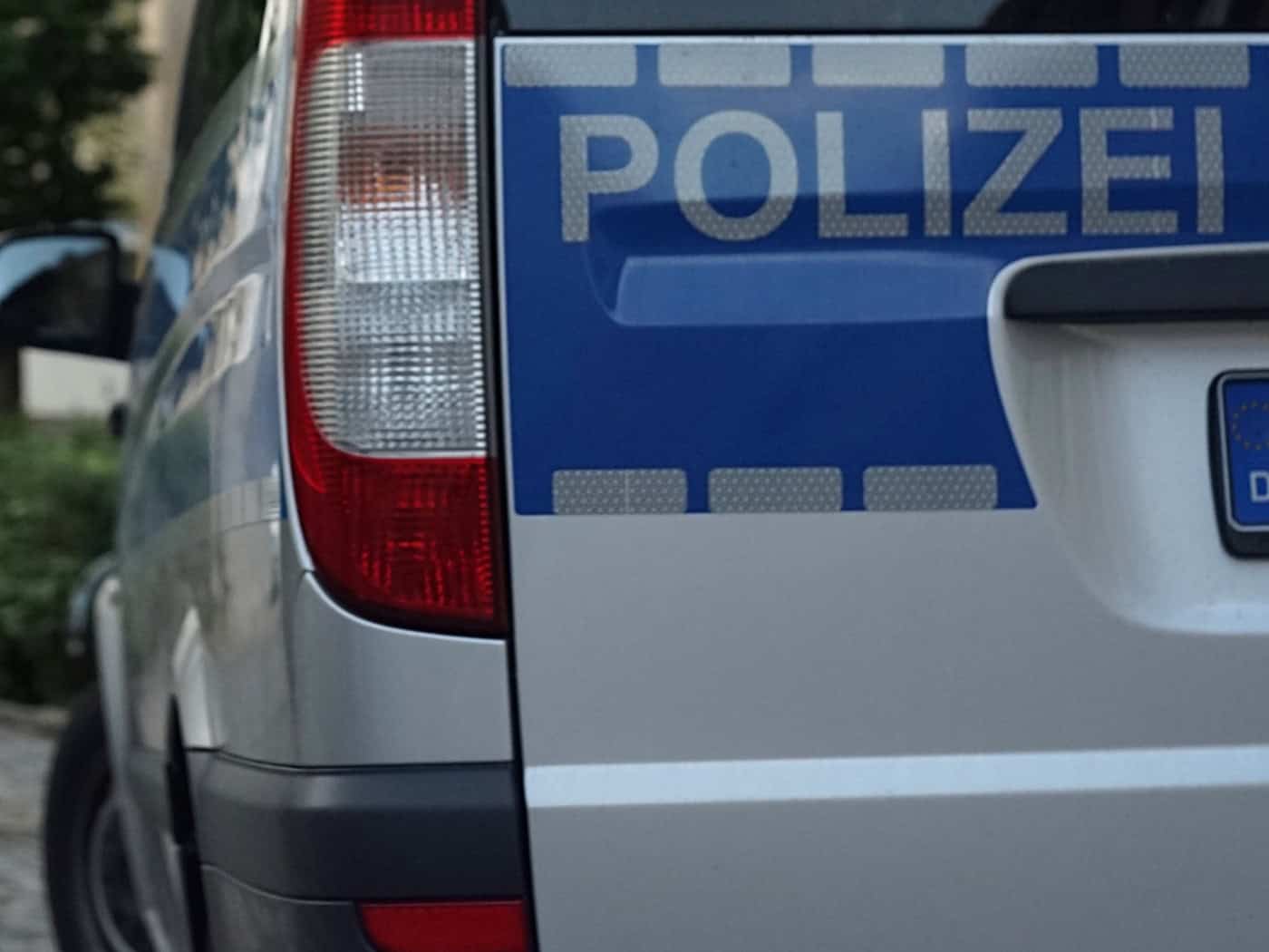 Auto prallt in Dresden gegen Straßenbahn – Verkehr in Mickten gestört