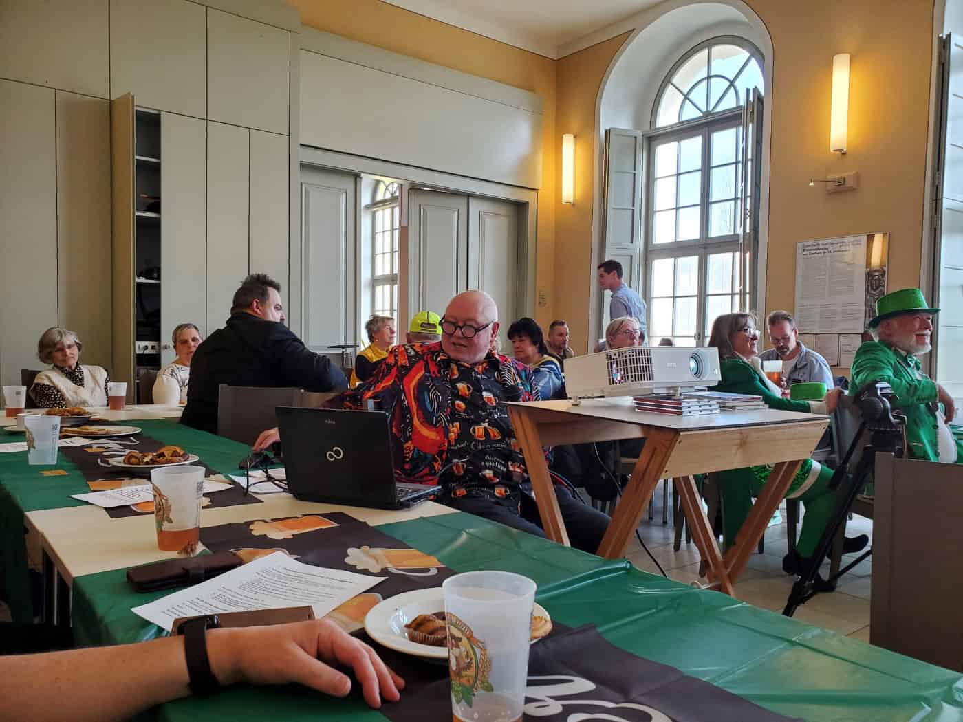 Menschen sitzen, Bierglas