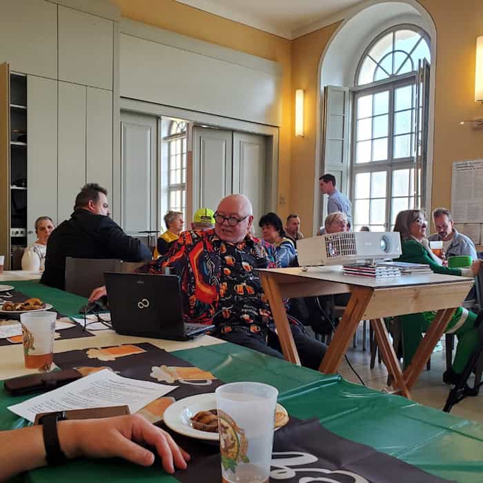 Menschen sitzen, Bierglas