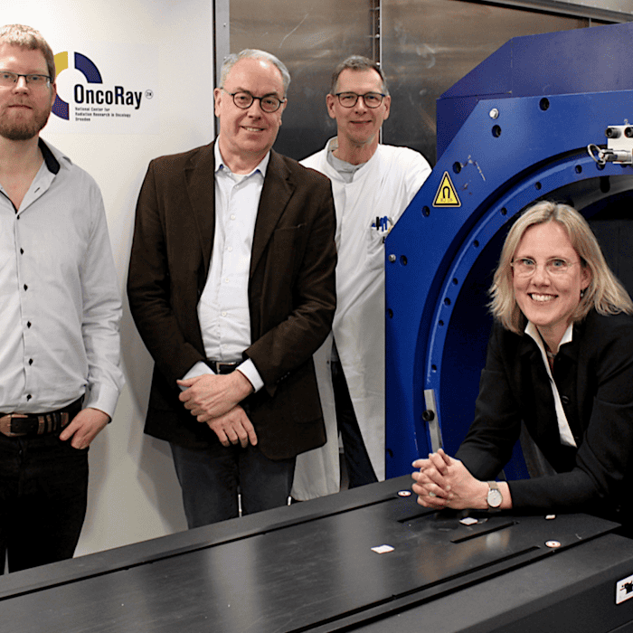 An diesem Gerät forschen sie für die Krebsmedizin von morgen: Das MEDABIS-PRO-Team am In-Beam-MRT-Prototypen des OncoRay (v. l.): Dr. Felix Horst, Prof. Aswin Hoffmann, PD Dr. Jörg Pawelke und Prof. Esther Troost.