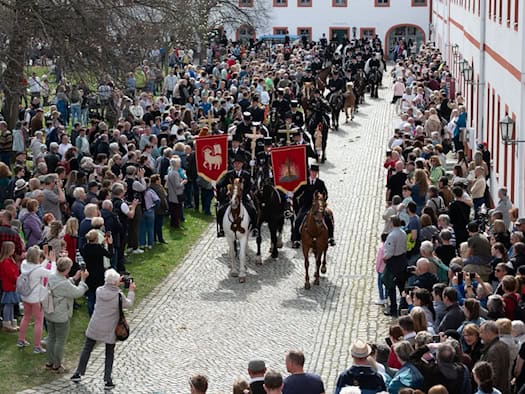 Osterreiter lösen Ansturm von Schaulustigen aus