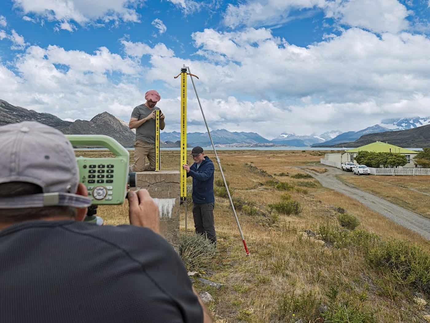 The team carries out precision leveling in the Estancia Cristina area. The measurements combine gravity, satellite data and conventional altimetry.