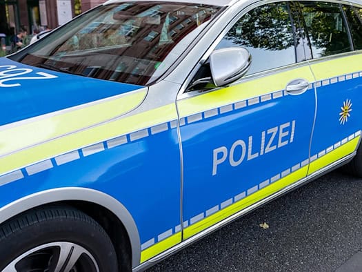 Unfall auf A4 bei Radeburg: Ford fährt auf Sattelzug auf