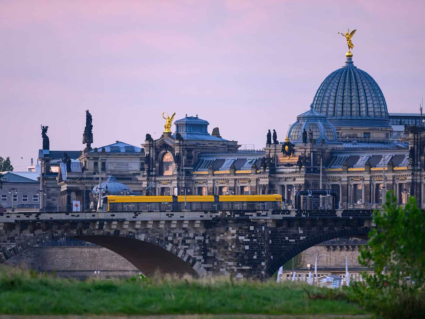 Prozess nach Messerangriff in Dresdner Straßenbahn beginnt