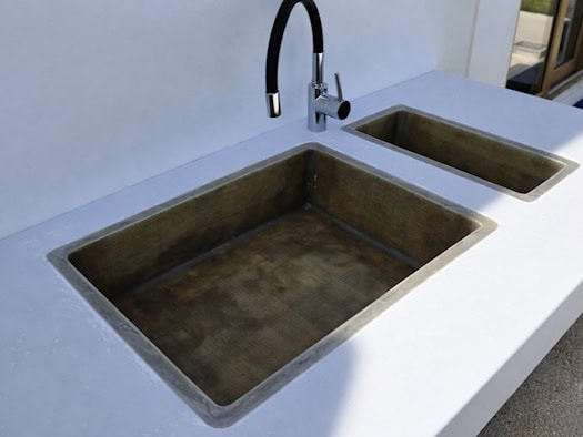 Aus Industrieabfall wird Alltagsgegenstand: Die Outdoorküche des Tiny House Rocca zeigt, was modernes Recycling leisten kann.