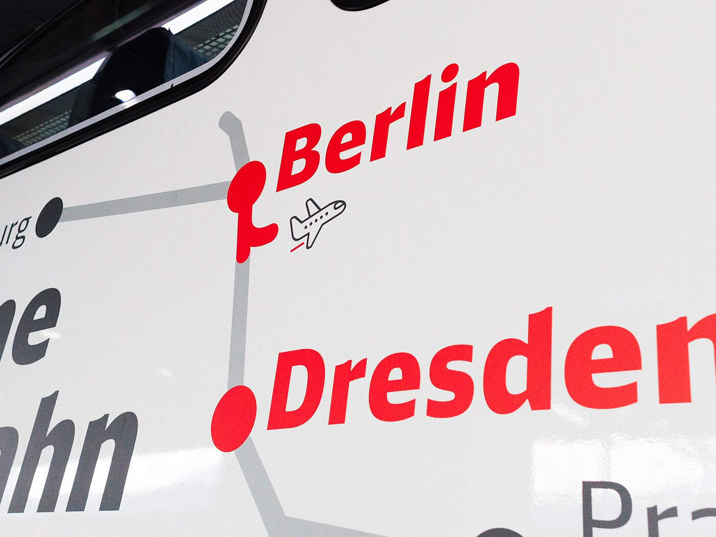 Opožděné rozšíření trati Berlín-Drážďany - kritika železnice