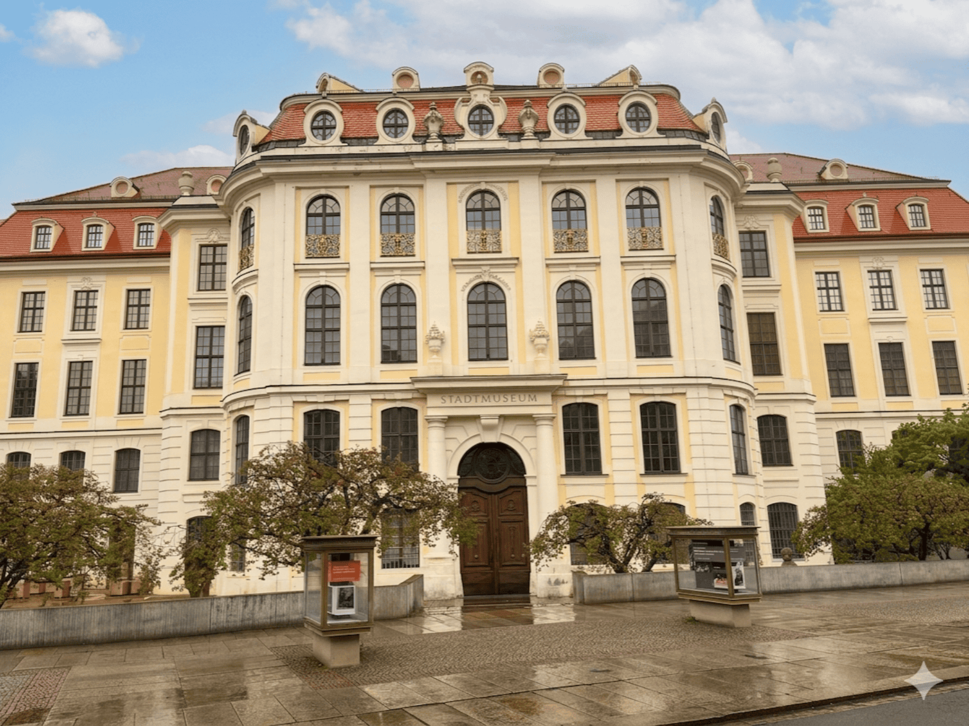 Die barocke Fassade des Dresdner Stadtmuseums (Landhaus) an der Wilsdruffer Straße mit dem Schriftzug „STADTMUSEUM“ über dem Portal.