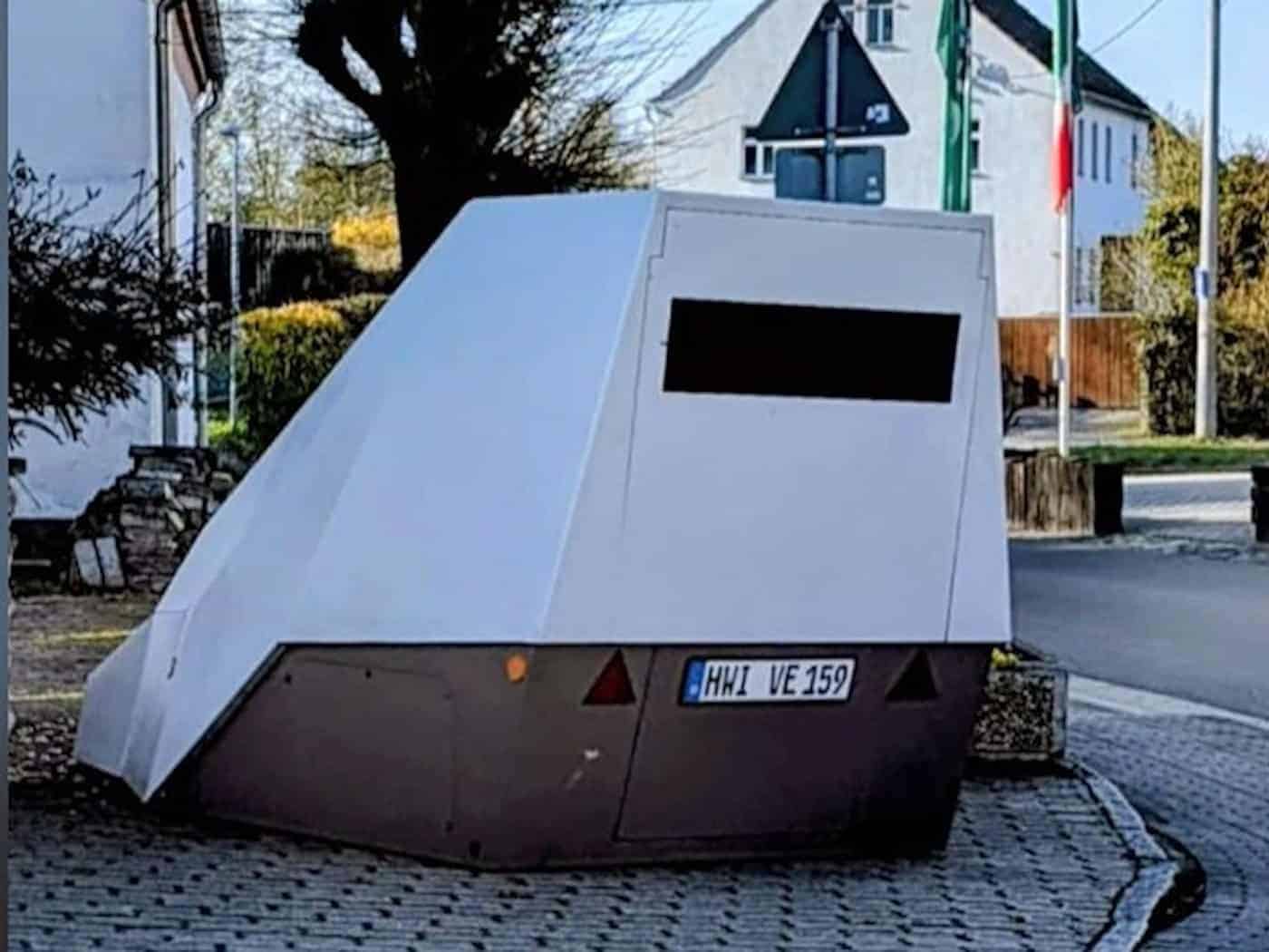 Ein weiß-grauer mobiler Geschwindigkeitsmessanhänger (Superblitzer) steht auf einem gepflasterten Gehwegbereich in Dresden-Klotzsche.