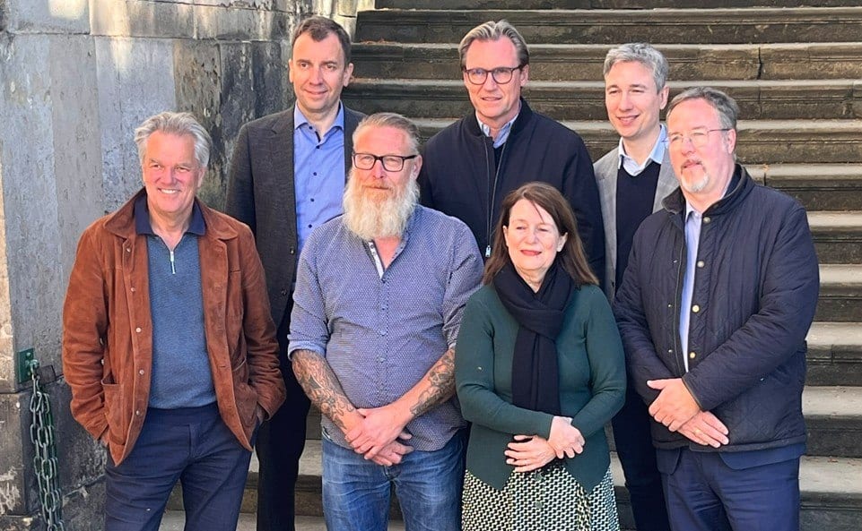 Sieben Personen stehen auf einer breiten Steintreppe vor einem historischen Gebäude. In der vorderen Reihe stehen Carsten Dietmann (braune Jacke), Lutz Müller (Vollbart), Christiane Filius-Jehne (grüner Pullover) und Uwe Schmidt (dunkle Jacke). Dahinter sind Lars Knüpfer (blaues Hemd), Mirco Meinel (Brille, schwarze Jacke) und Baubürgermeister Stephan Kühn (graues Sakko) zu sehen.