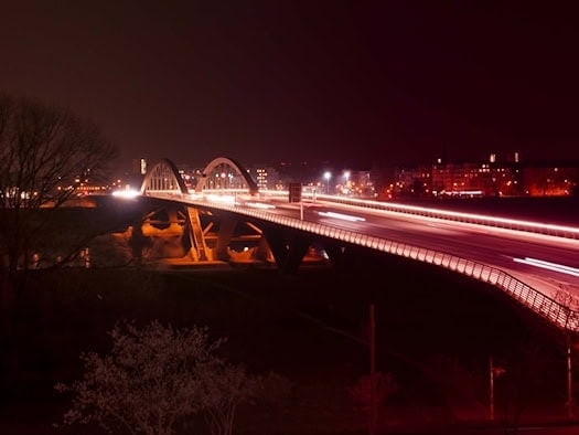 Langzeitbelichtung der Waldschlößchenbrücke in Dresden bei Nacht mit roten und weißen Lichtspuren des fließenden Verkehrs.