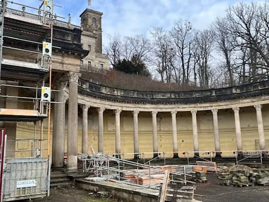 Römisches Bad am Schloss Albrechtsberg in Dresden mit Gerüsten und Baumaterial während der Sanierung eines historischen Denkmals.