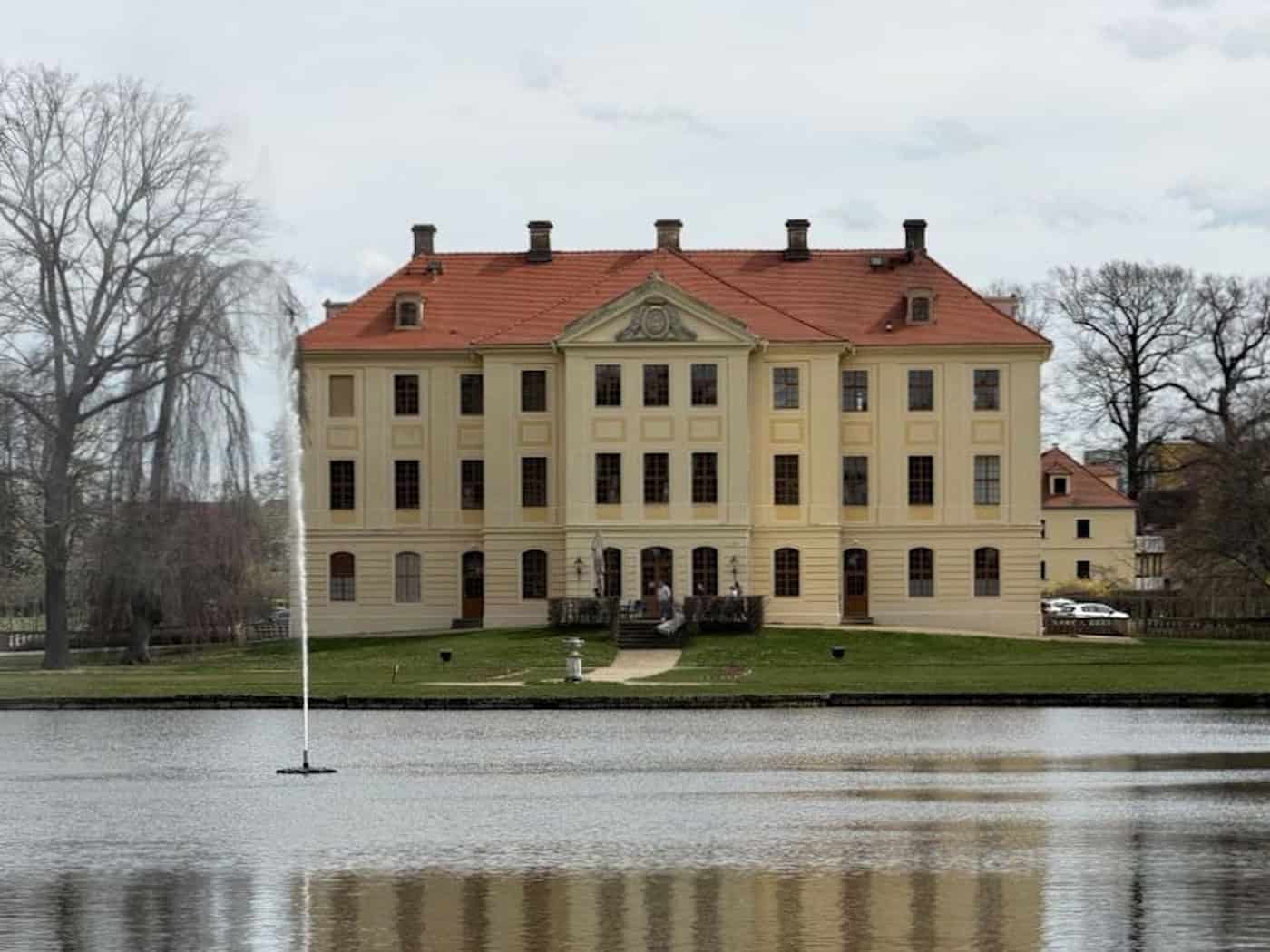 Foto: Blick zum Zabeltitzer Schloss über Wasser
