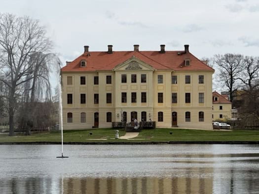 Foto: Blick zum Zabeltitzer Schloss über Wasser