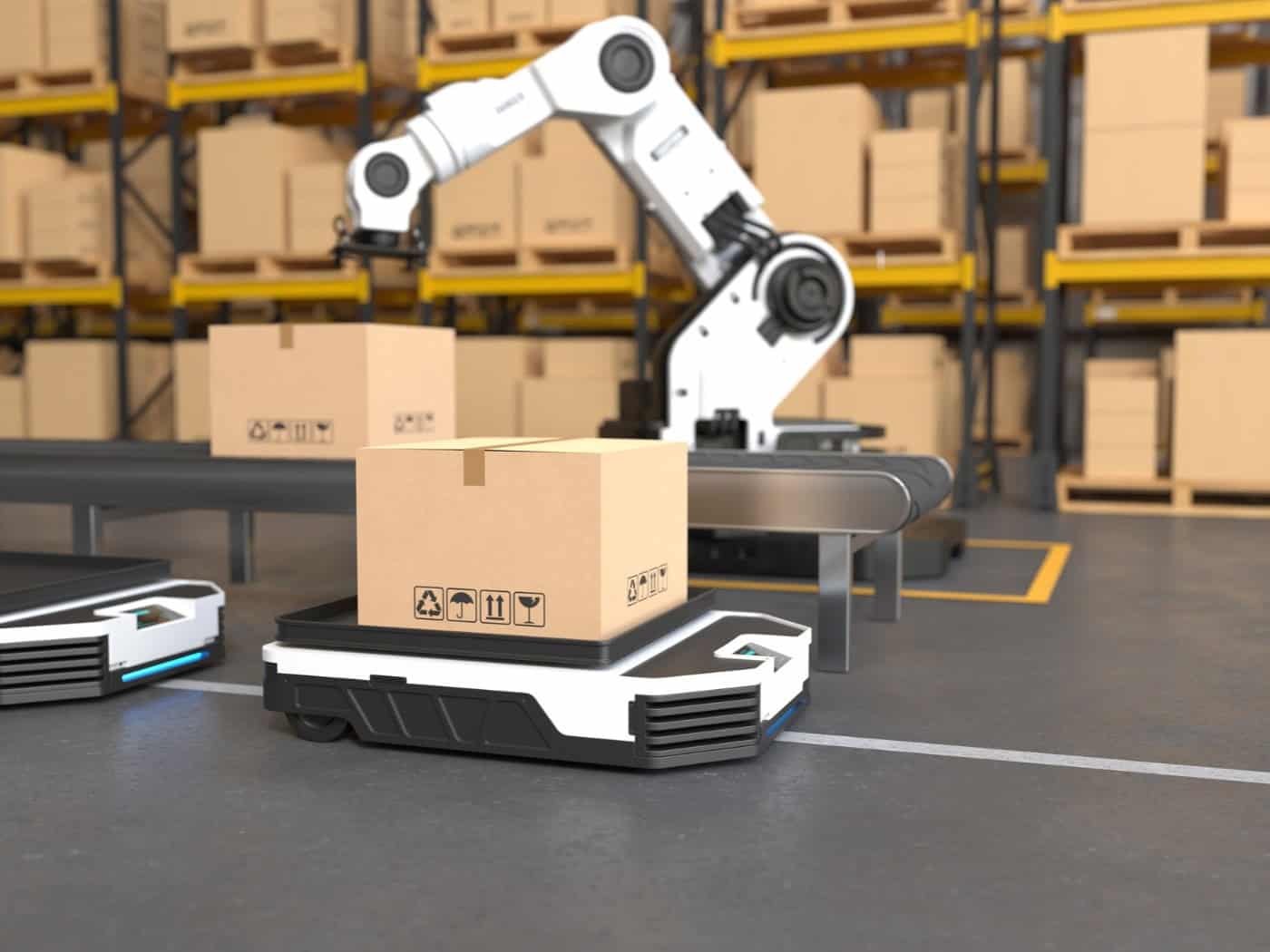 Autonomer Lagerroboter transportiert Karton in einem modernen Logistikzentrum mit Regalsystemen