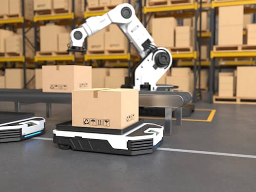 Autonomer Lagerroboter transportiert Karton in einem modernen Logistikzentrum mit Regalsystemen