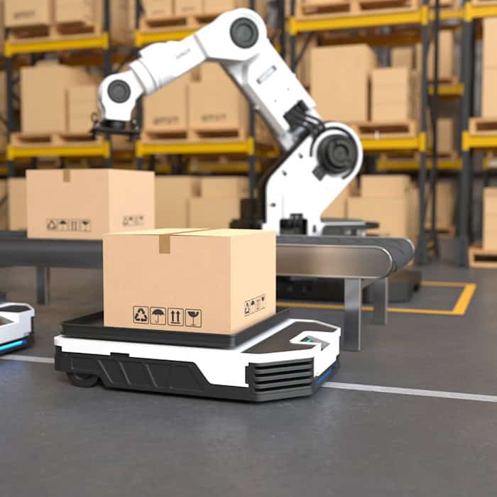 Autonomer Lagerroboter transportiert Karton in einem modernen Logistikzentrum mit Regalsystemen