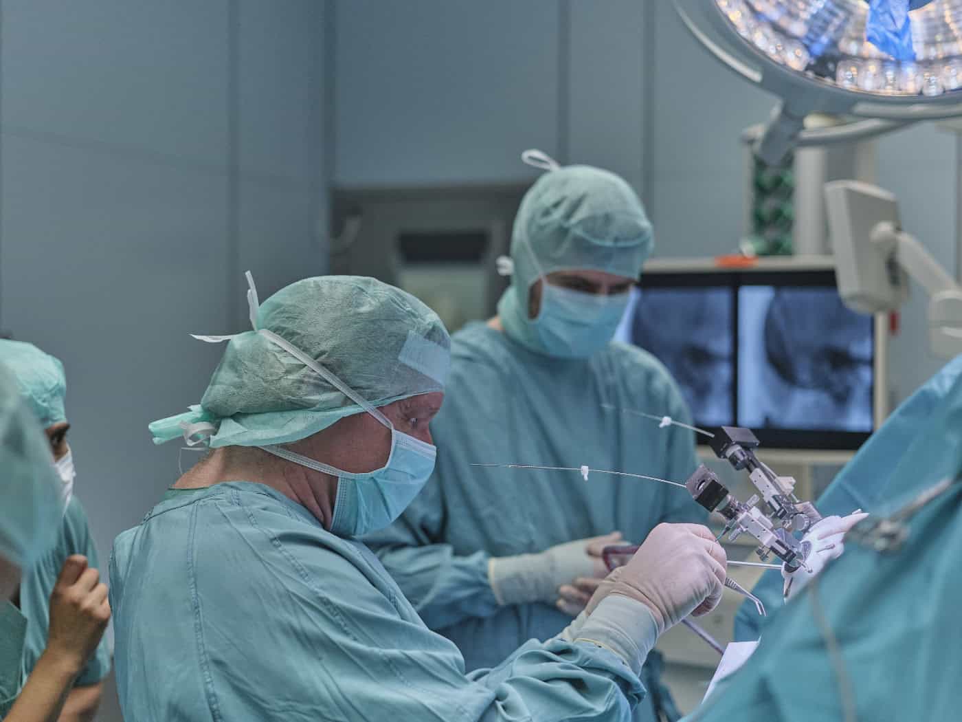 Customized work in the operating theatre: Prof. Dirk Winkler performs deep brain stimulation. The 3D-printed stereotactic frame - a placement aid for electrodes - was made especially for this patient.