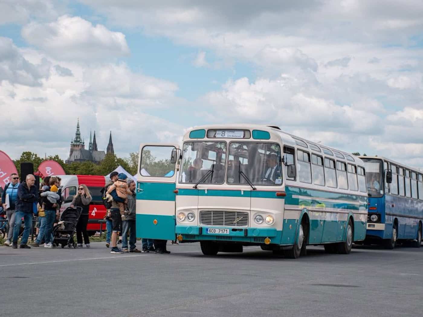 Historische Busse und Familienprogramm auf Prager Letná