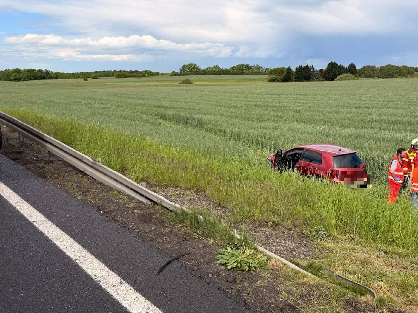 Auto landet bei Friedewald im Feld